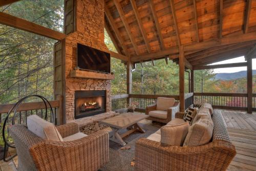 Hunters Treehouse w 5 Star BR Mtn View & Hot Tub in Epworth, USA