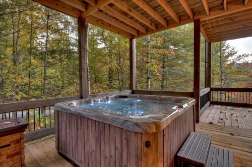 Hunters Treehouse w 5 Star BR Mtn View & Hot Tub in Epworth, USA