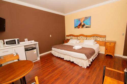 King Room with Pool View image 5