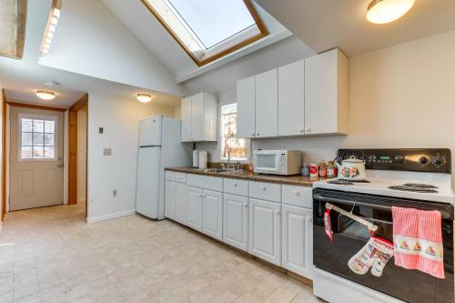 Charming Old Lyme Cottage, Steps to Private Beach! in Old Lyme, USA
