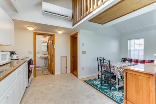 Charming Old Lyme Cottage, Steps to Private Beach! in Old Lyme, USA