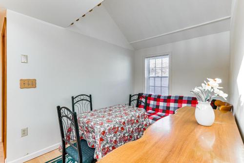 Charming Old Lyme Cottage, Steps to Private Beach! in Old Lyme, USA
