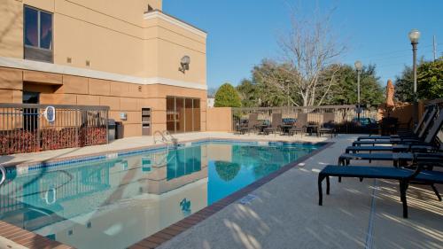 Russell Inn & Suites – Starkville, MS