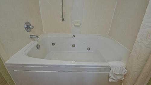 Russell Inn & Suites – Starkville, MS