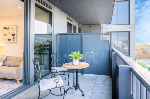 Airy 1BR Ivanhoe apt with Balcony & FREE parking#SP502
