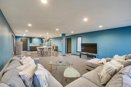 Modern Chicago Apt Near Hospitals WFH Friendly! in Chicago, USA