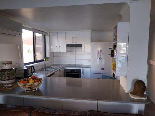 Chic 2 Bed, 2 Bath Retreat in Burleigh Waters in Burleigh Waters