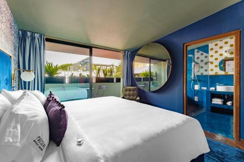 room detail thumbnail 1