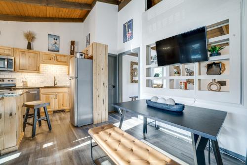 Chic Greek Peak Ski Resort Townhome w/ Balconies! in Virgil (NY)