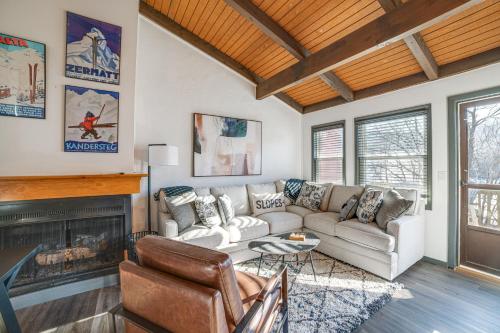 Chic Greek Peak Ski Resort Townhome w/ Balconies! in Virgil (NY)