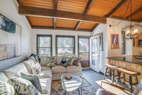 Chic Greek Peak Ski Resort Townhome w/ Balconies! in Virgil (NY)