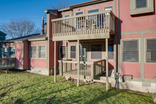 Chic Greek Peak Ski Resort Townhome w/ Balconies! in Virgil (NY)
