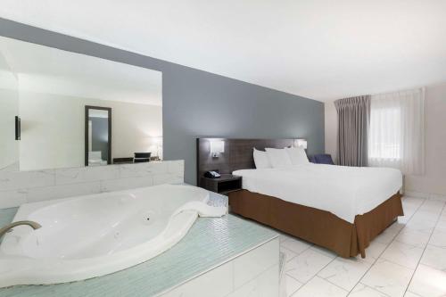 Super 8 by Wyndham Memphis/Dwtn/Graceland Area - image 6