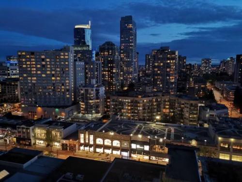 Modern Condo in the Heart of DT Overlooking City in Vancouver, Canada