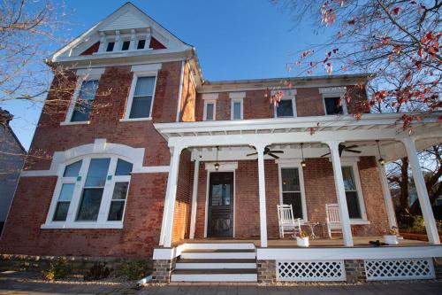 Quiet, gated oasis near downtown Lexington in Duncan Park