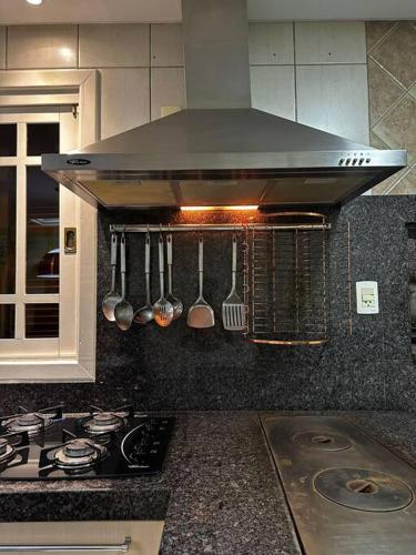 apartamento em bairro nobre suíte com ar condicionado e banheira com hidromassagem (apartamento em bairro nobre suite com ar condicionado e banheira com hidromassagem) in Borgo