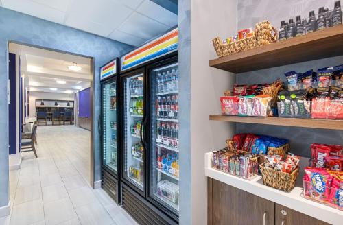 Holiday Inn Express & Suites - Cleveland Northwest, an IHG Hotel in Cleveland, USA