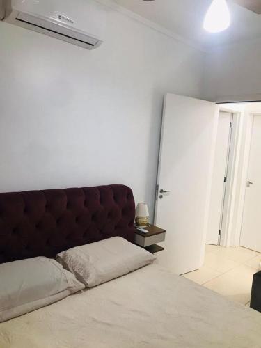 Apartamento na Palhoça, com vista para o mar, próximo a mercados, padarias e farmácias.