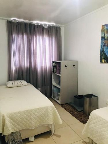 Apartamento na Palhoça, com vista para o mar, próximo a mercados, padarias e farmácias.