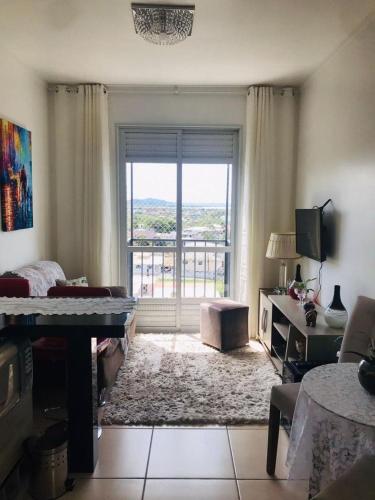 Apartamento na Palhoça, com vista para o mar, próximo a mercados, padarias e farmácias.