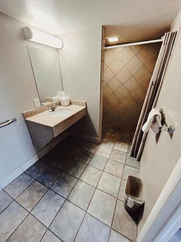 Motel 6 Holbrook, AZ - 샤워실
