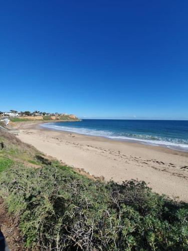 Strand, Luxury home in Christies Beach with King Bed, NBN, 3Bed 2Bath in Christies Beach