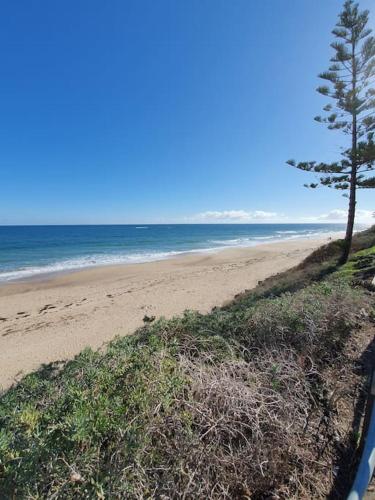 Strand, Luxury home in Christies Beach with King Bed, NBN, 3Bed 2Bath in Christies Beach