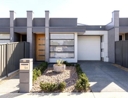 Luxury home in Christies Beach with King Bed, NBN, 3Bed 2Bath in Christies Beach