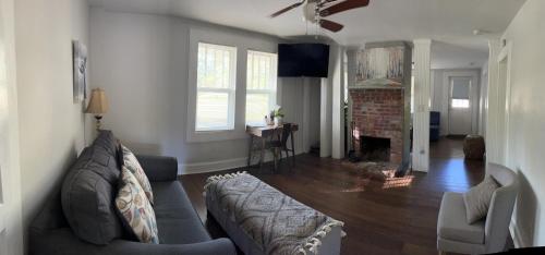 Getaway Country Cottage -Entire House w/ Fireplace thumb 4