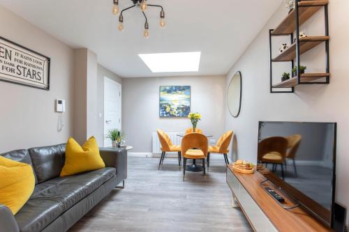 Elliot Oliver - Modern 2 Bedroom Town Centre Apartment 2