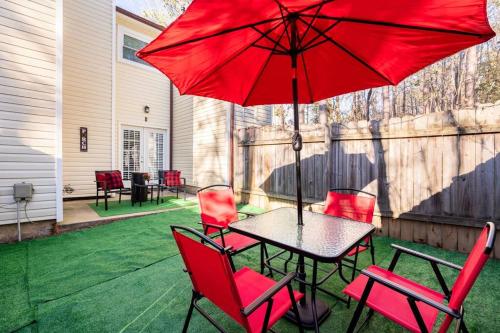 Escape the City w/King Bed, Arcade Games & Firepit in Norcross, USA