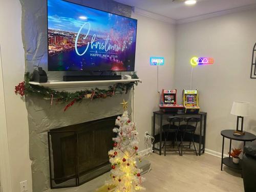 Escape the City w/King Bed, Arcade Games & Firepit in Norcross, USA