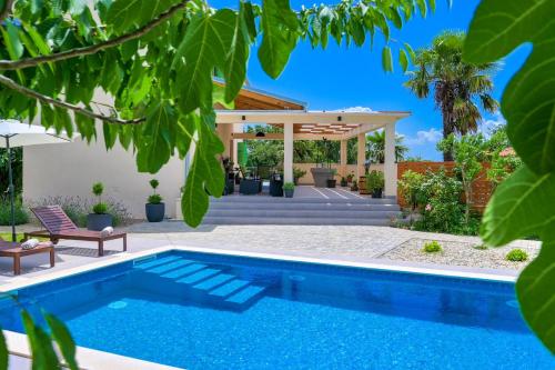 Crassula Summer Villa with Private Pool