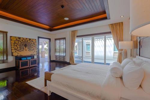 7 Bedrooms Mansion on The Golf Course! JB2, Cha-Am