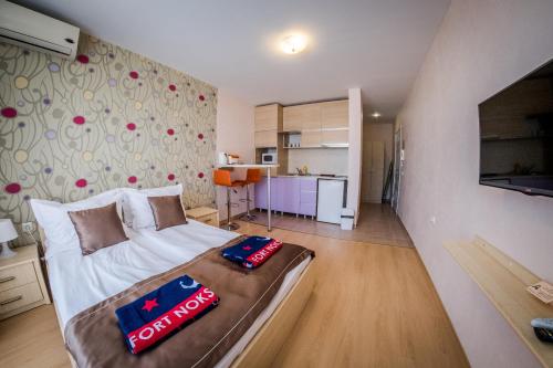 Studio with Balcony (2 Adults) image 6