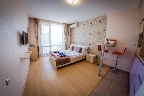 Studio with Balcony (2 Adults) image 5
