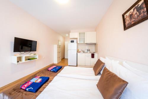 Studio with Balcony (2 Adults) image 3