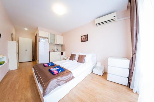 Studio with Balcony (2 Adults) image 4