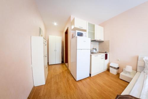 Studio with Balcony (2 Adults) image 2