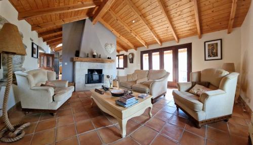 Casa Del Ingles - Luxury Private Village & Pool in Rural Valley