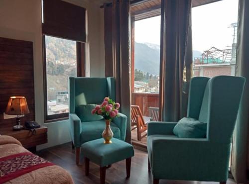 King Room with Mountain View image 3