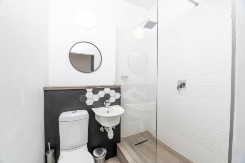 Double or Twin Room with Private Bathroom image 4