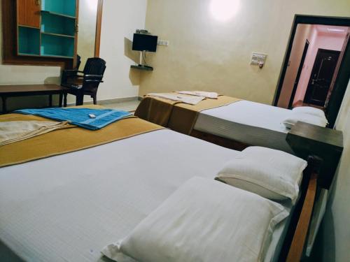 Deluxe Queen Room with Two Queen Beds image 10