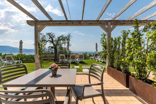 Deluxe One-Bedroom Apartment with Lake View