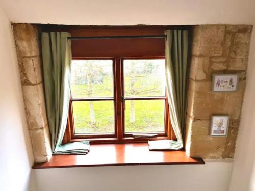 Kilátás, Pass the Keys Converted 17th century barn with garden parking in Syreford