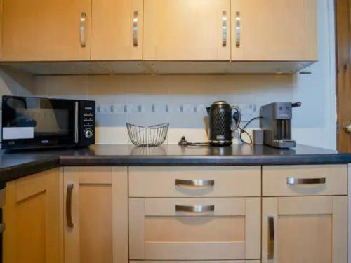 Konyha, Pass the Keys Converted 17th century barn with garden parking in Syreford