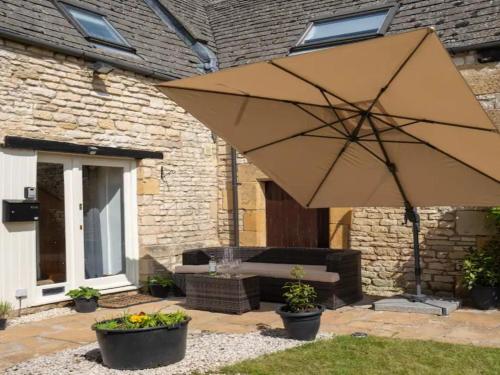 A szálláshely kívülről, Pass the Keys Converted 17th century barn with garden parking in Syreford