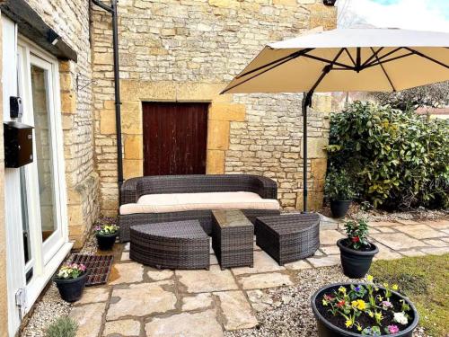 Létesítmények, Pass the Keys Converted 17th century barn with garden parking in Syreford