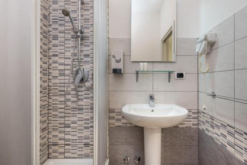 Double or Twin Room with Private External Bathroom image 2