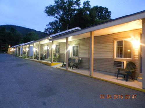 ทางเข้า, ฮาวเวิร์ด จอห์นสัน บาย วินด์แฮม เลกจอร์จ (Howard Johnson by Wyndham Lake George) in เลคจอร์จ (NY)